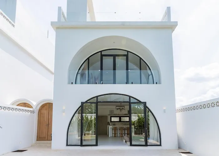 Charming 1br With Pool And Wooden Interior