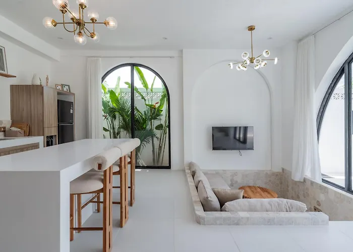 Charming 1br With Pool And Wooden Interior